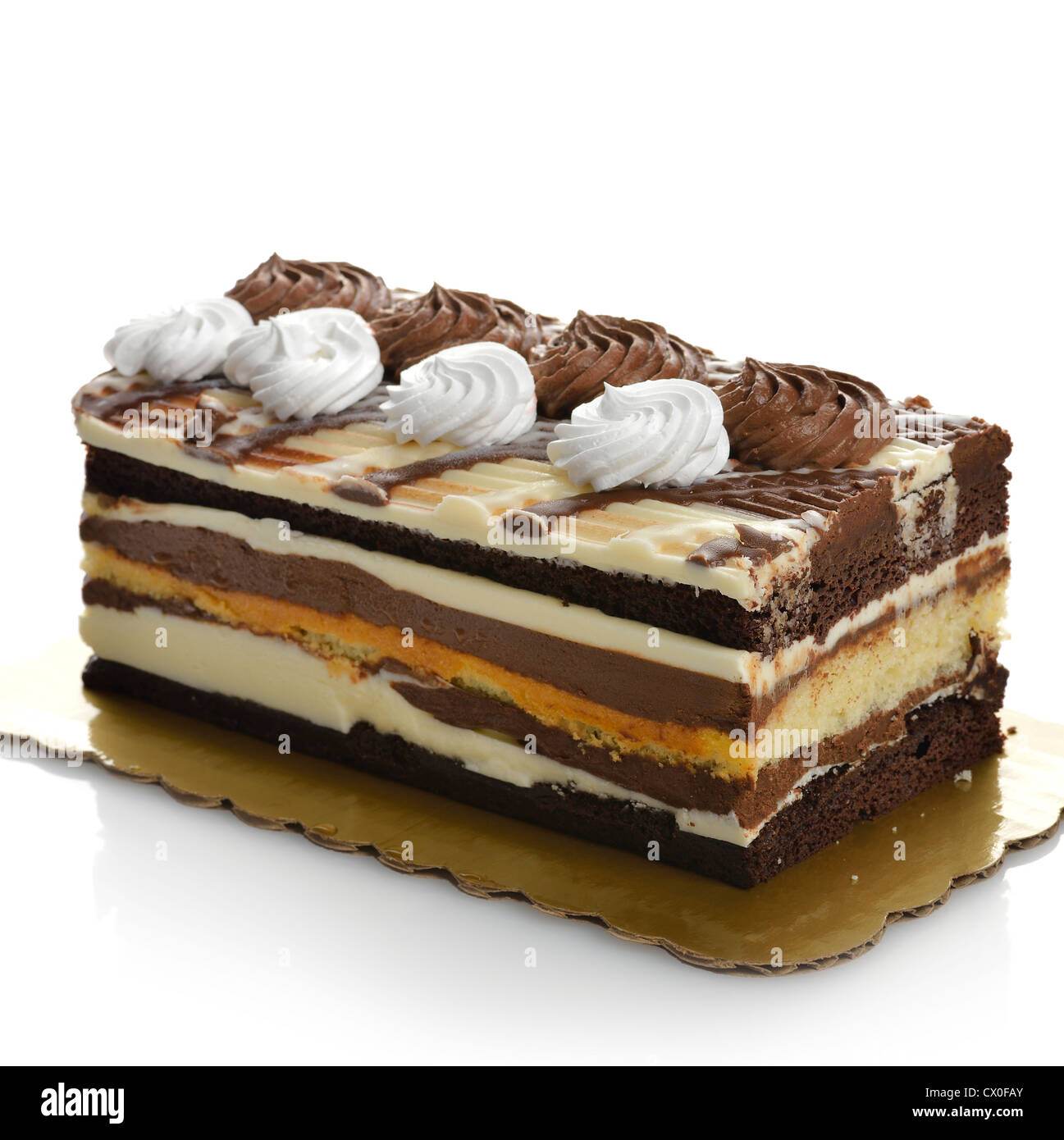 Scuri e bianchi torta al cioccolato su sfondo bianco Foto Stock