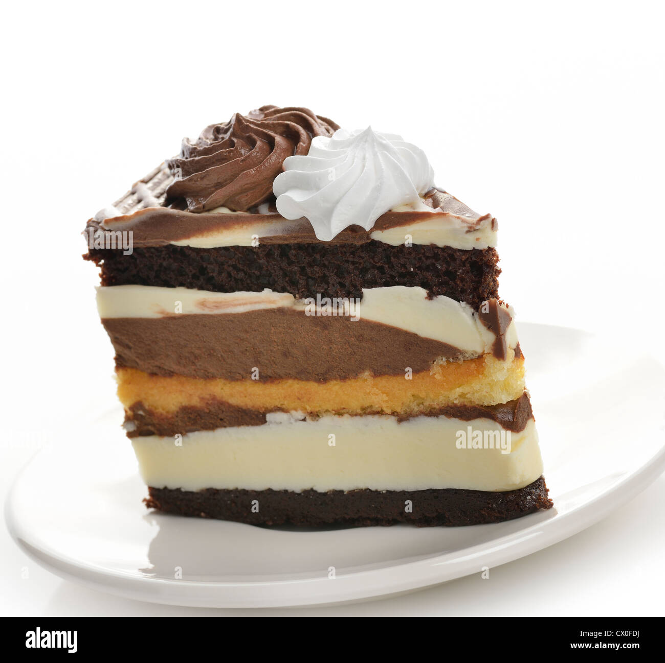 Scuri e bianchi torta al cioccolato su sfondo bianco Foto Stock