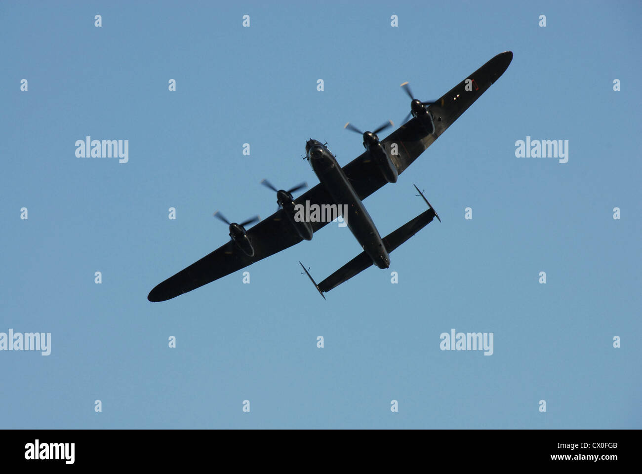 La Battaglia di Bretagna Memorial volo bombardiere Lancaster sopra il porto di Dartmouth Royal regata, Devon Foto Stock