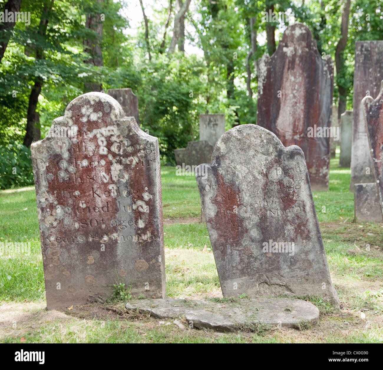 Pietra tombale di erosione in un vecchio cimitero. Foto Stock