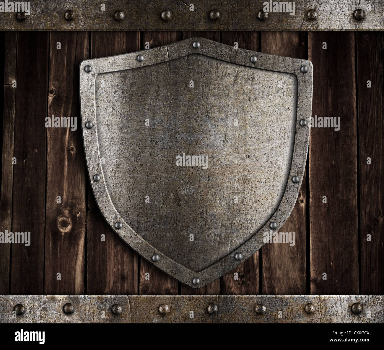 Di età compresa la protezione in metallo su legno porte medievali Foto Stock