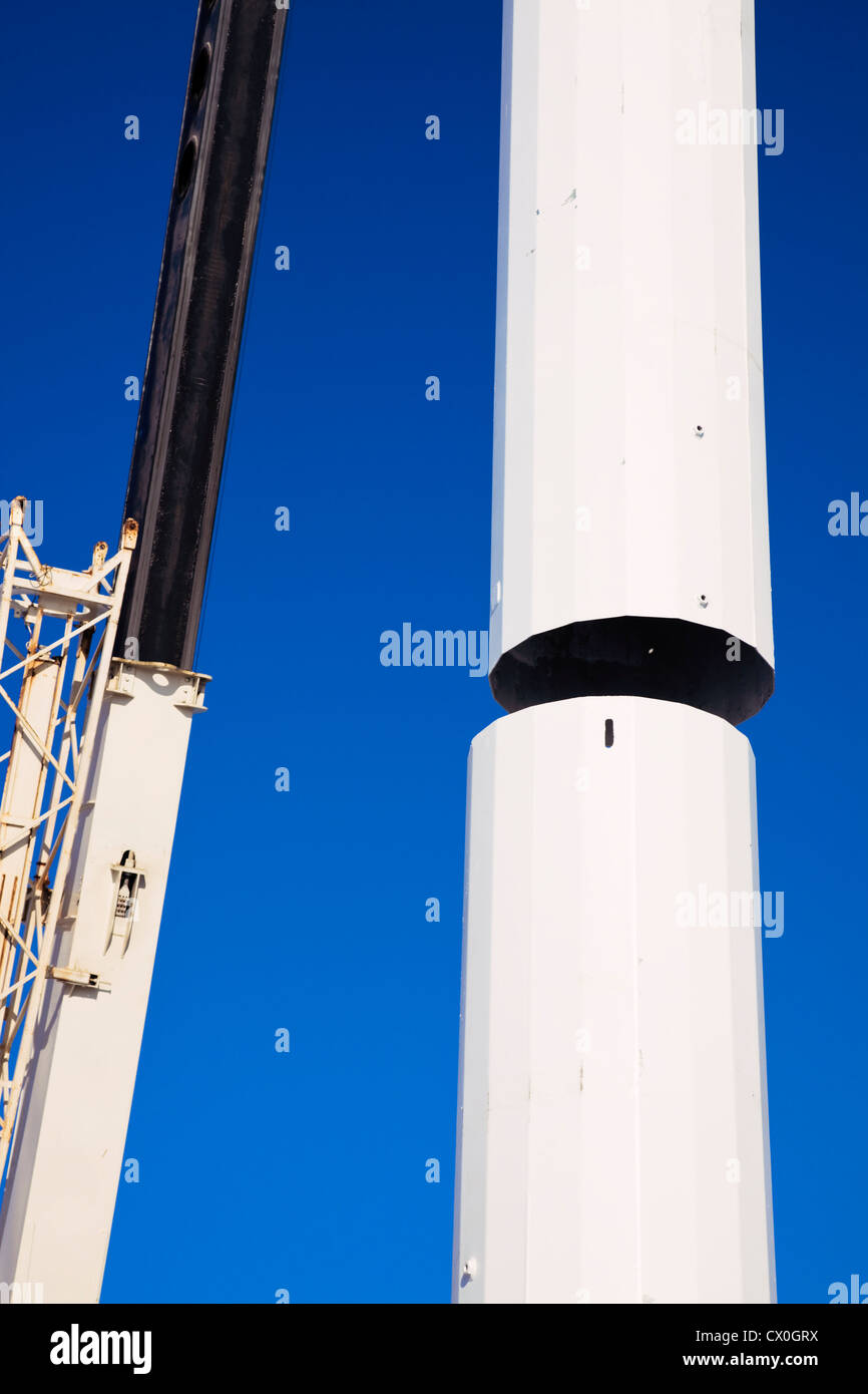 Assemblaggio di torre cellulare utilizzando la gru Foto Stock