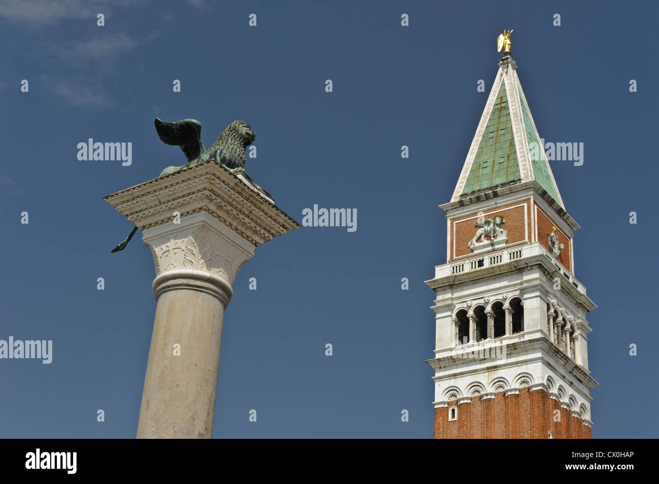 Torre campanaria e la statua di Lion su colonna, Piazza San Marco, Venezia, Italia. Foto Stock