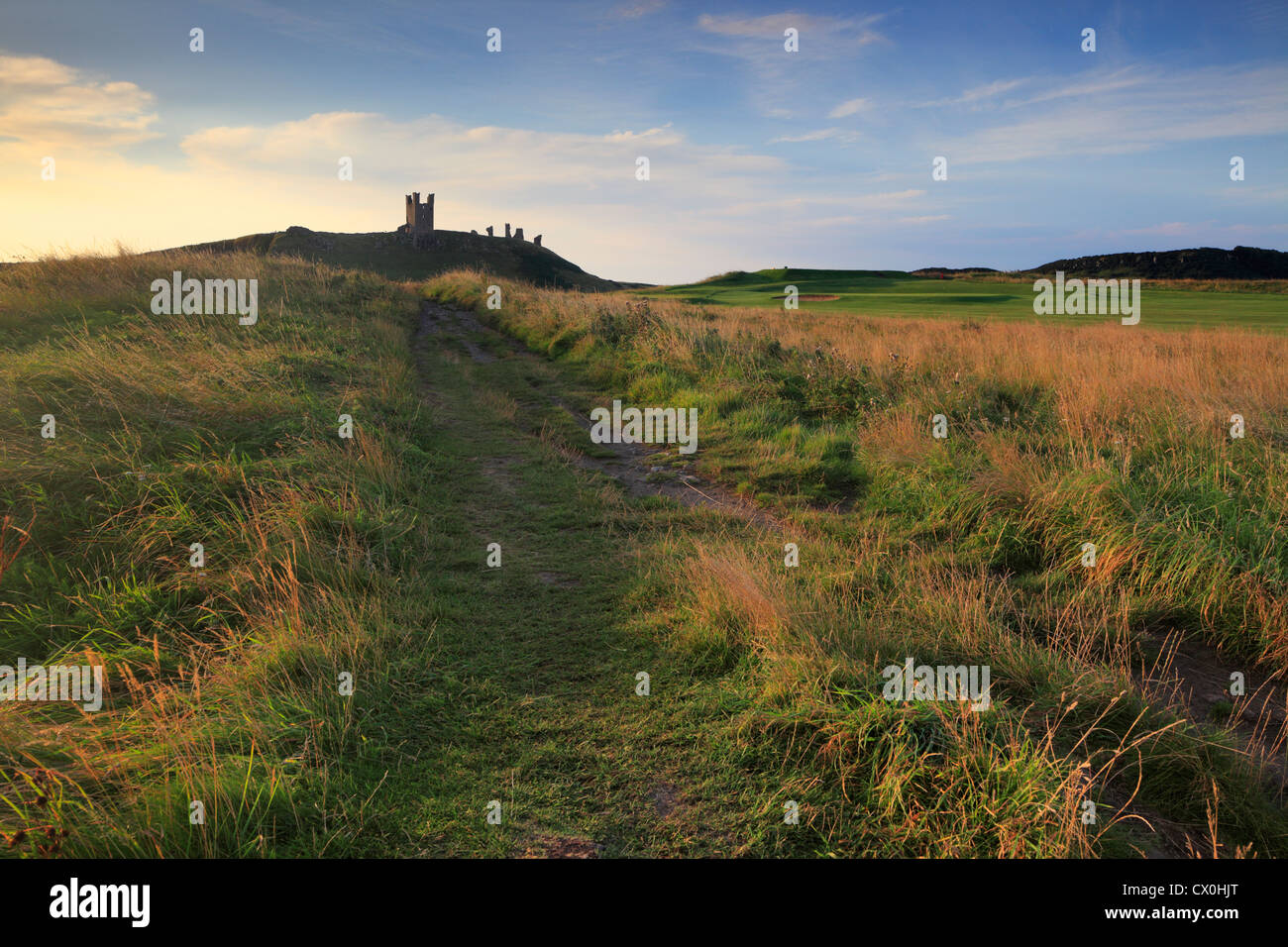 Il castello di Dunstanburgh sulla costa di Northumberland vicino Craster e Embleton Foto Stock