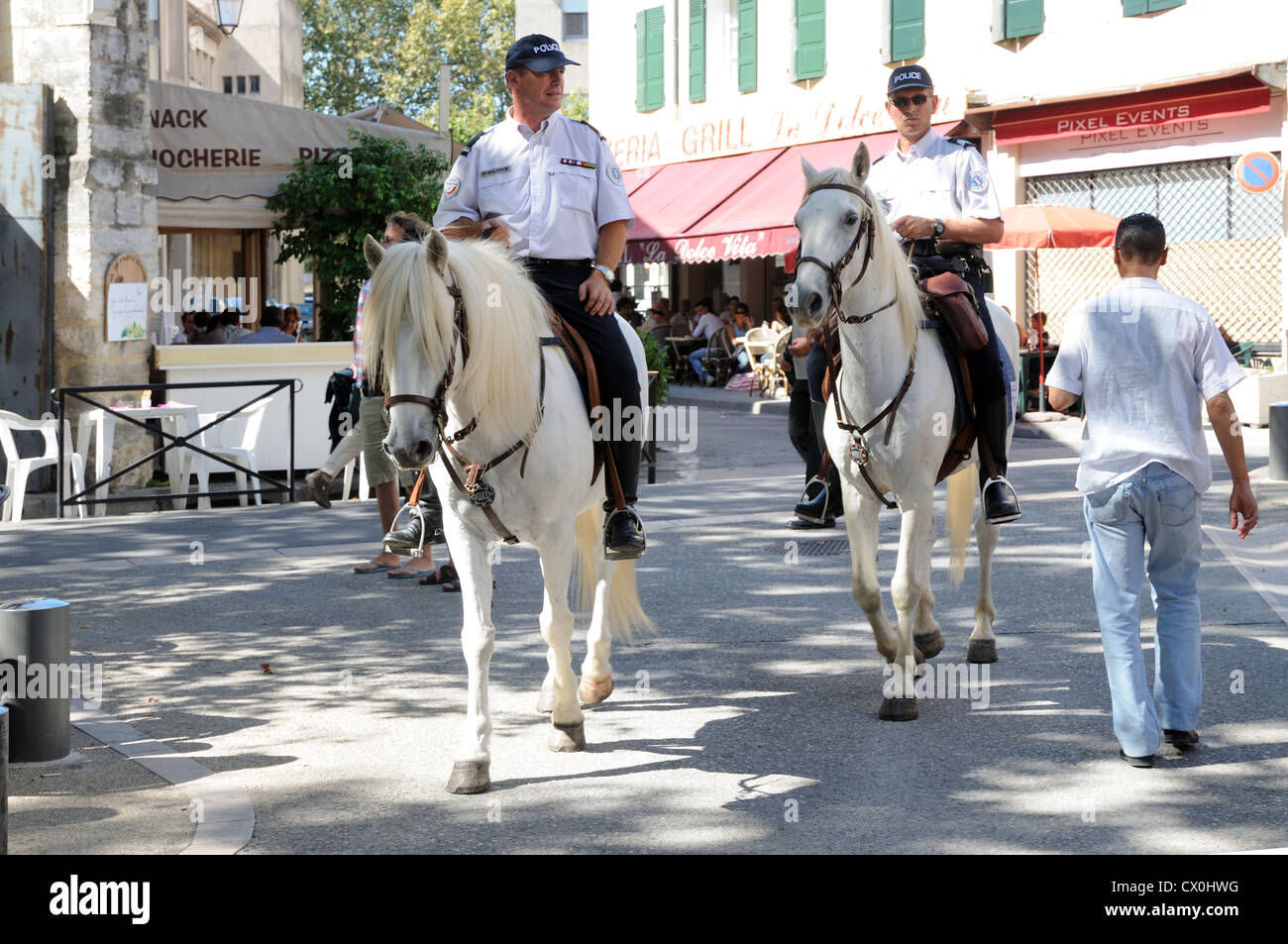 Due Carabinieri a cavallo su cavalli bianchi in Arles Languedoc Roussillon Francia meridionale Foto Stock