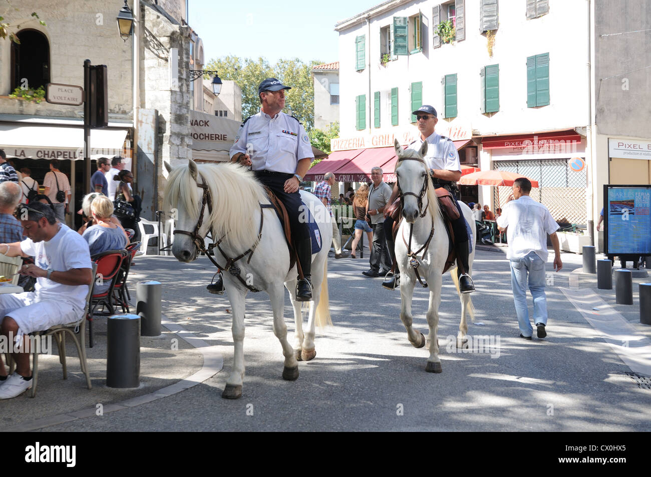 Due Carabinieri a cavallo su cavalli bianchi in Arles Languedoc Roussillon Francia meridionale Foto Stock