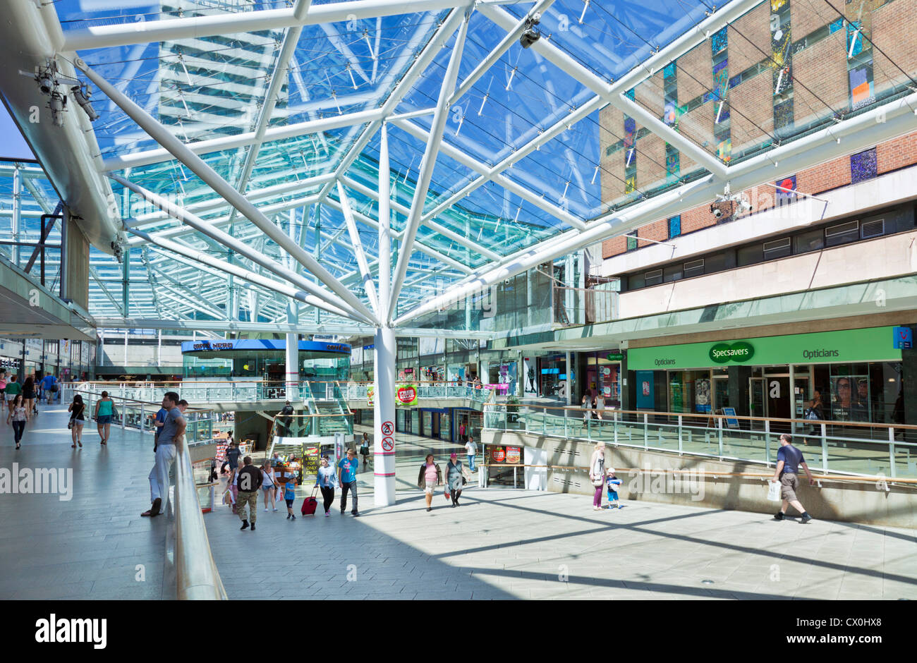 Centro di Coventry all'interno del quartiere inferiore del centro commerciale Coventry Warwickshire Inghilterra Regno Unito Europa Foto Stock