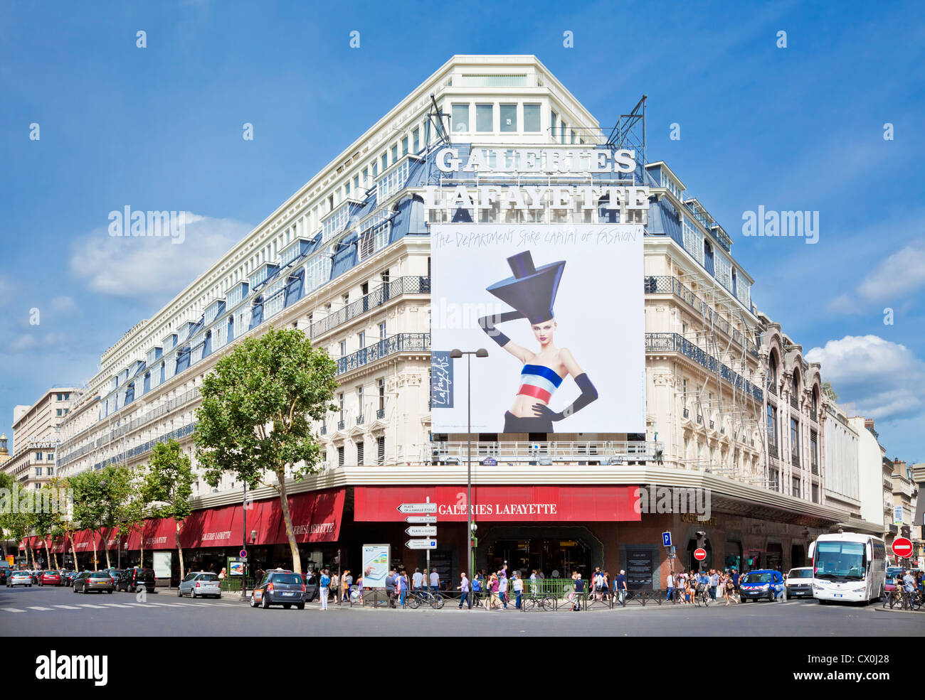 Galeries Lafayette esterno con un cartellone pubblicitario Boulevard Hausmann Parigi Francia EU Europe Foto Stock