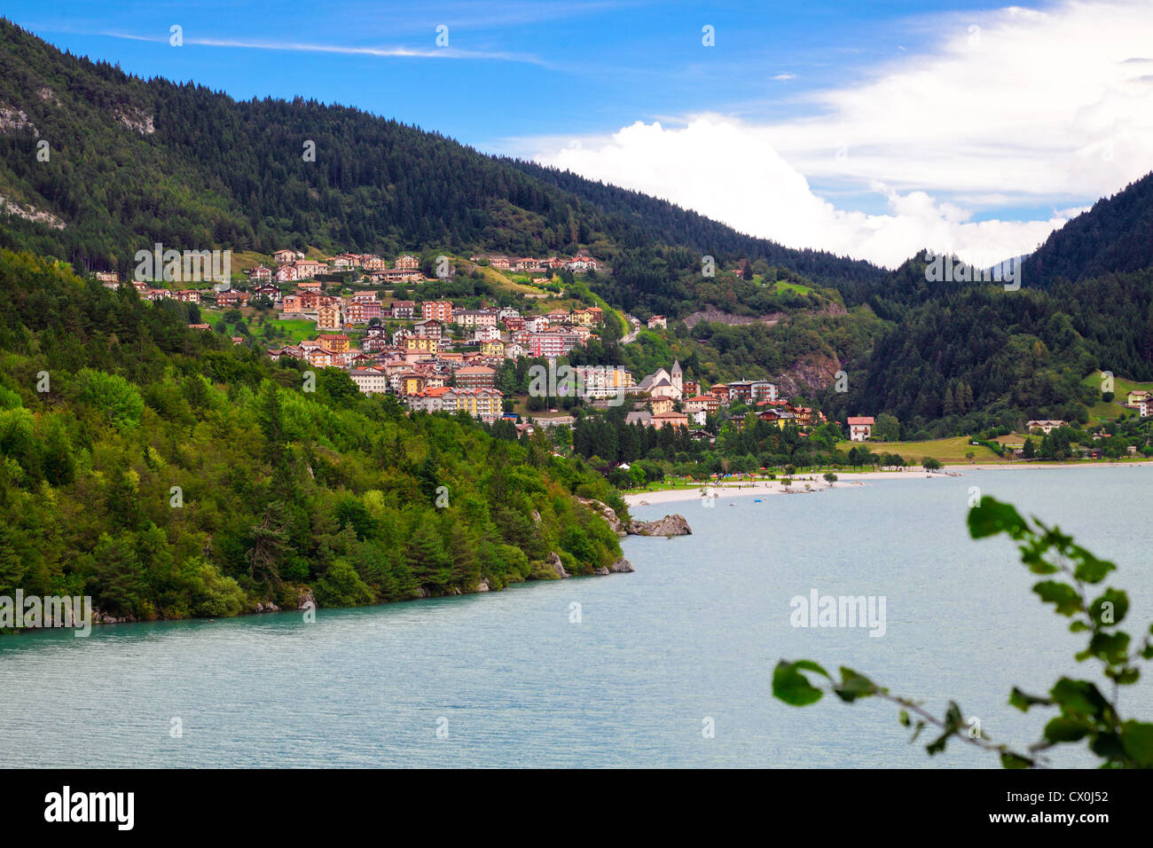 Vista del lago di Molveno sulle alpi italiane Foto Stock