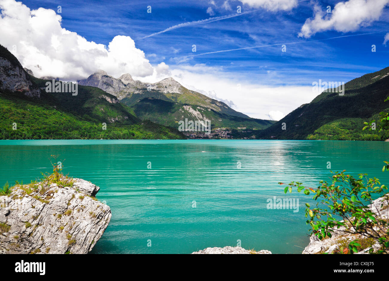 Vista del lago di Molveno sulle alpi italiane Foto Stock