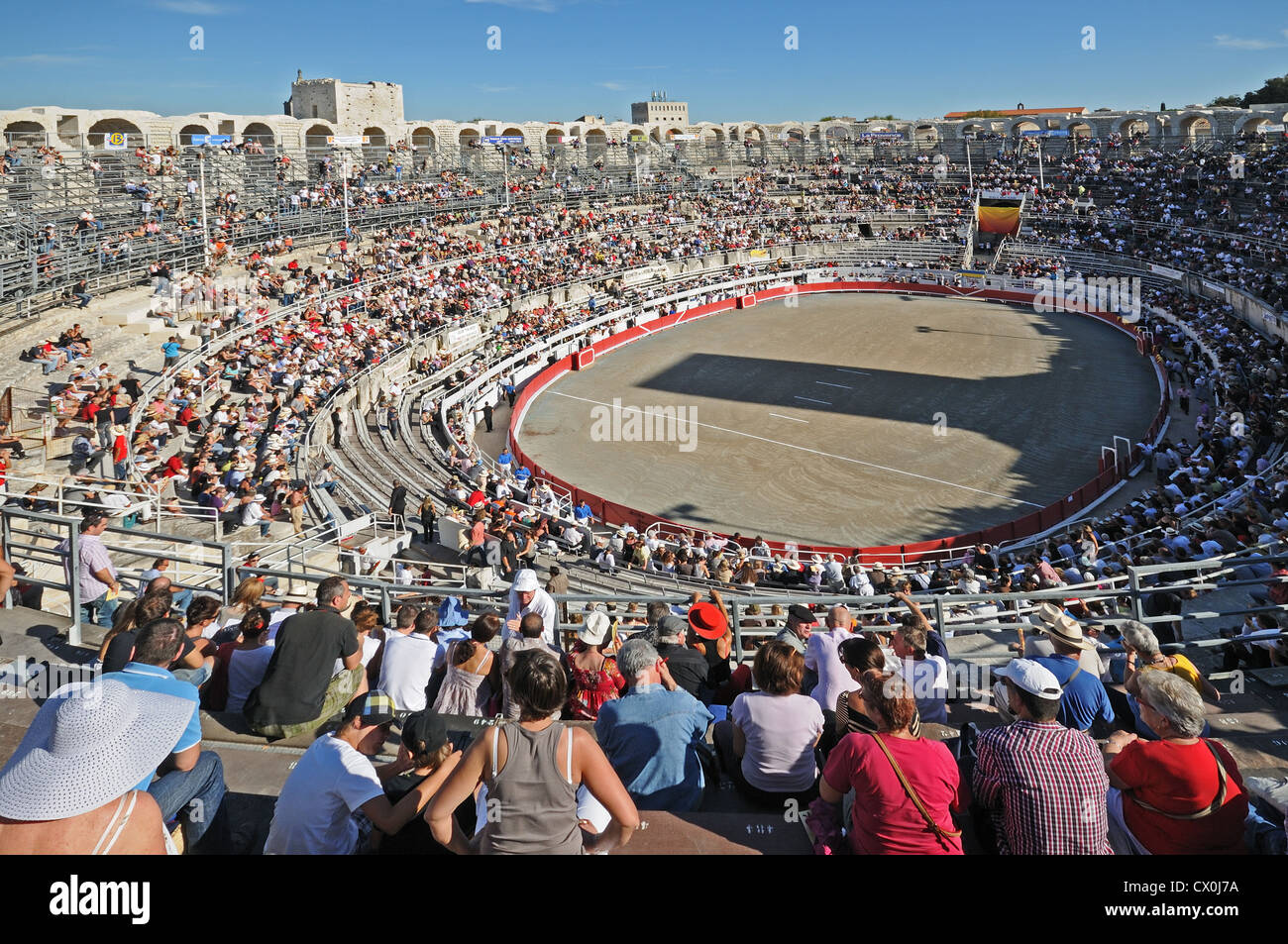 Folle immense in Arena Romana o un anfiteatro a Arles Francia meridionale per spettacolo di Bull lotta o Corrida Foto Stock