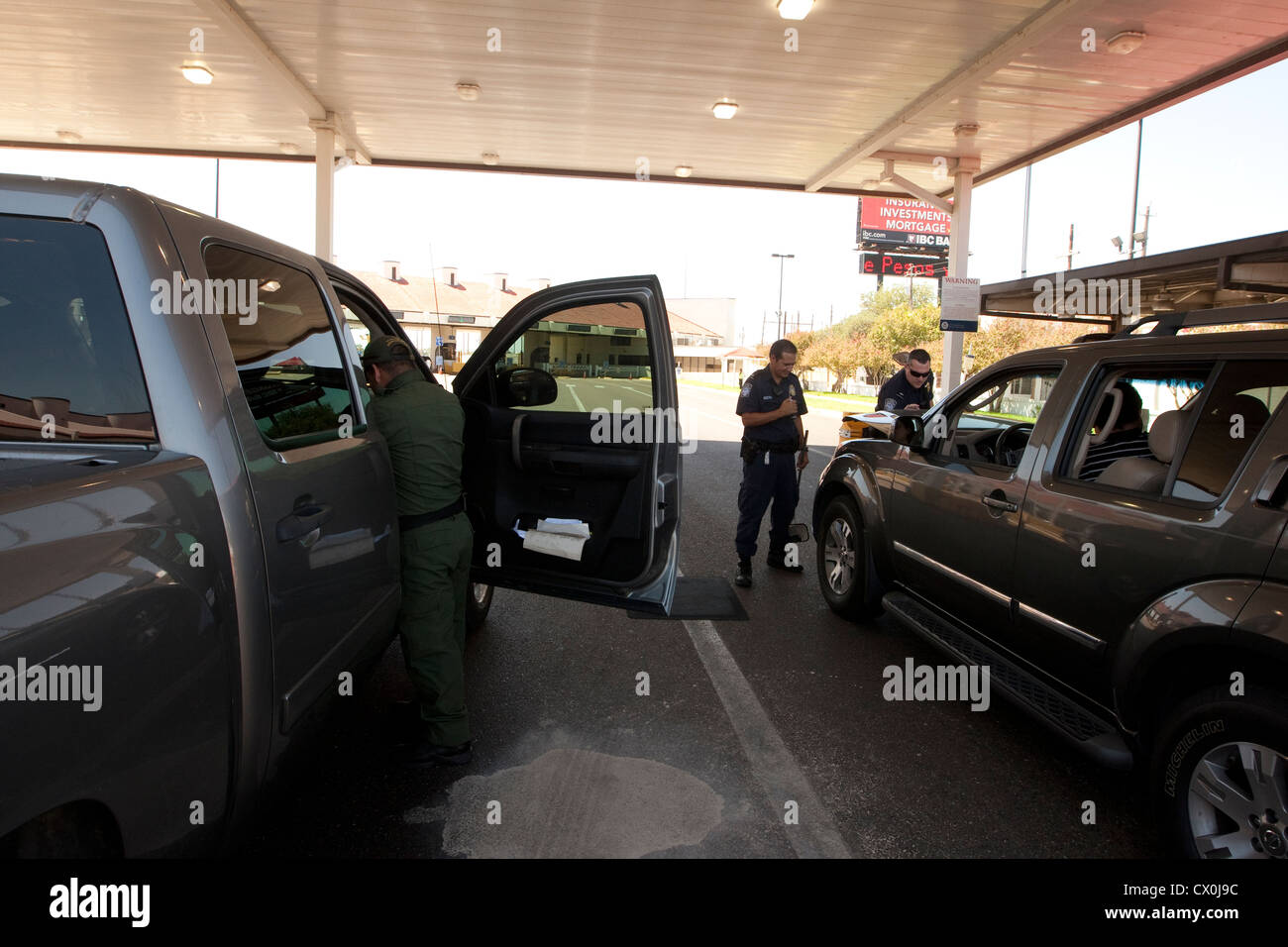 US Customs and Border Protection ufficiali ispezionare vetture voce dal Texas in Messico, principalmente alla ricerca di armi da fuoco, armi Foto Stock