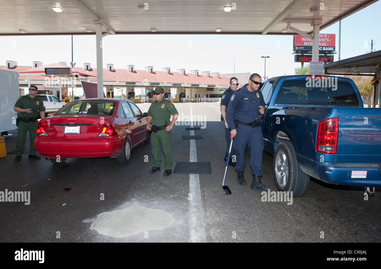 US Customs and Border Protection ufficiali ispezionare vetture voce dal Texas in Messico, principalmente alla ricerca di armi da fuoco, armi Foto Stock