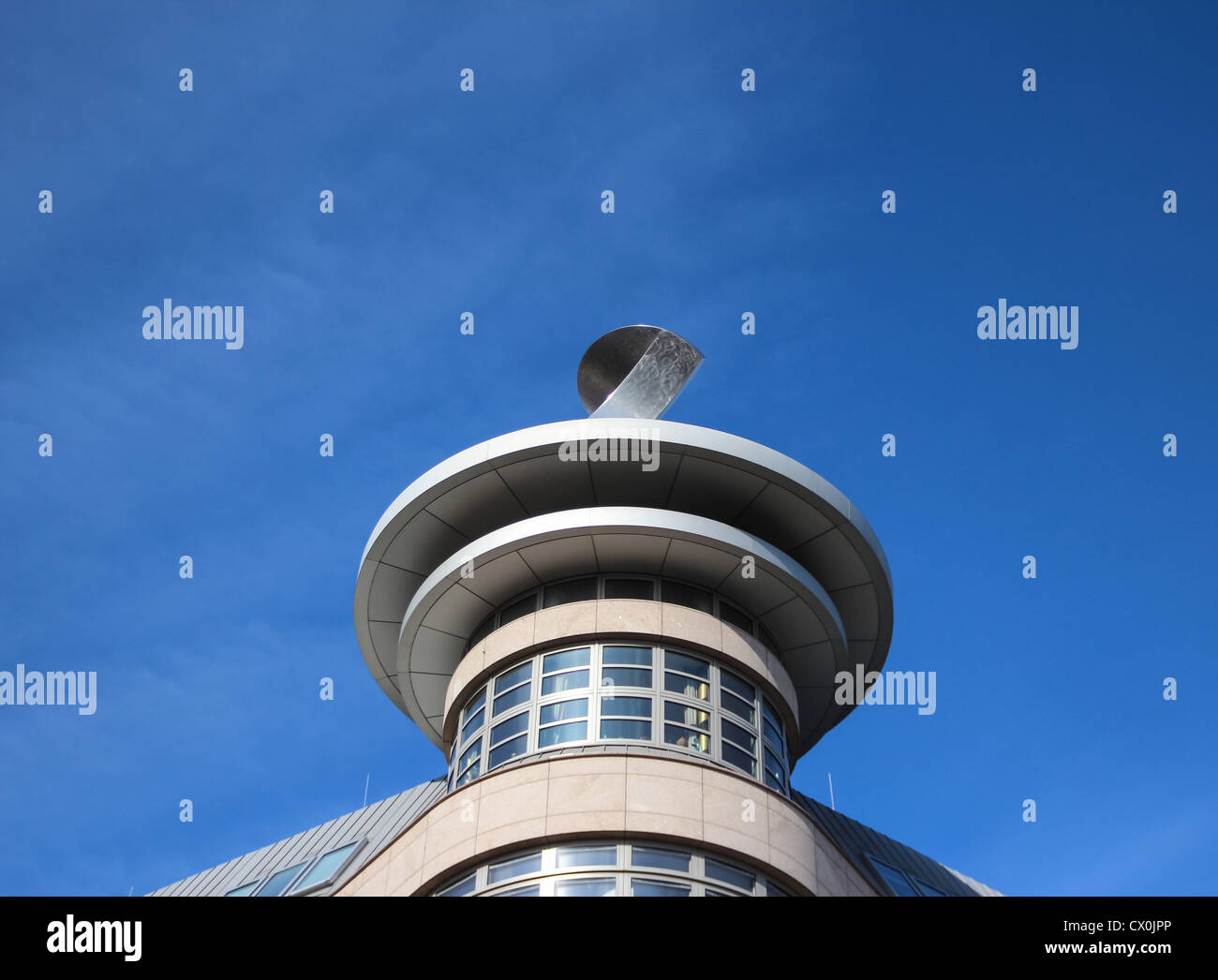 Palazzo di berlino utilizzate come abitazioni e uffici, di forma circolare, con una facciata di vetro e una torre all'angolo Foto Stock