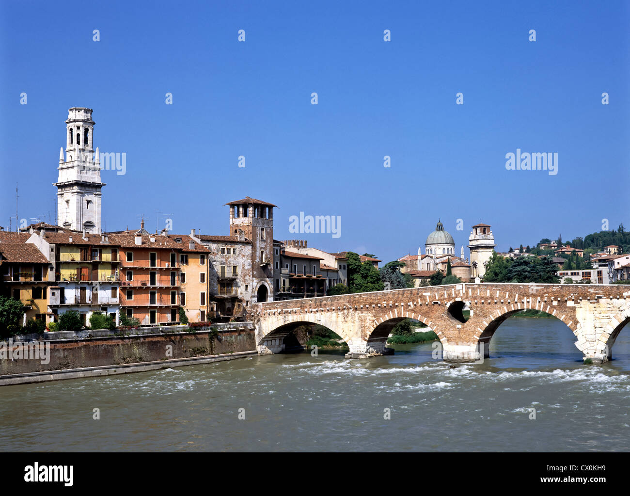 8164. Ponte Pietra, R Adige & Cathedral, Verona, Italia, Europa Foto Stock