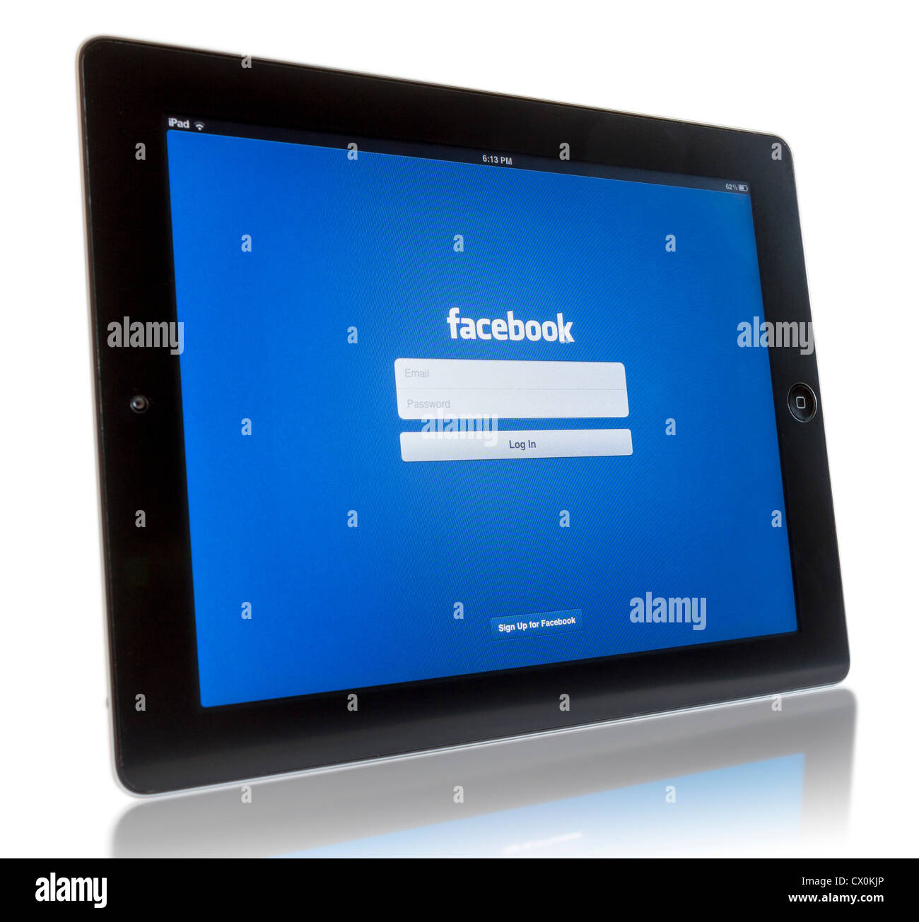 Il nuovo iPad 3 Visualizzazione di schermata di login di applicazione Facebook. Studio shot su sfondo bianco Foto Stock
