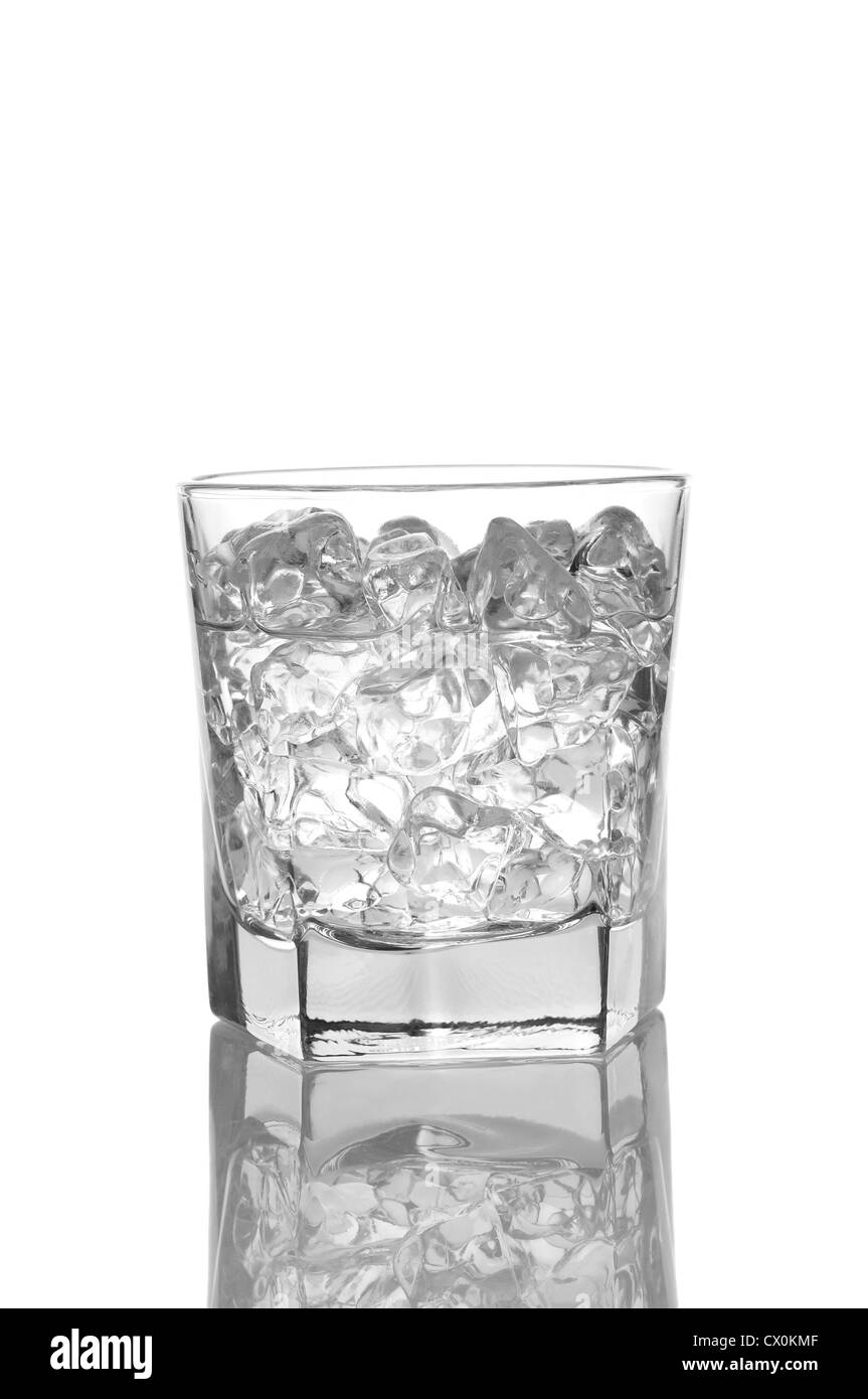 Chiudere fino ad un bicchiere di acqua o di vodka con cubetti di ghiaccio. Formato verticale isolato su bianco con la riflessione. Foto Stock