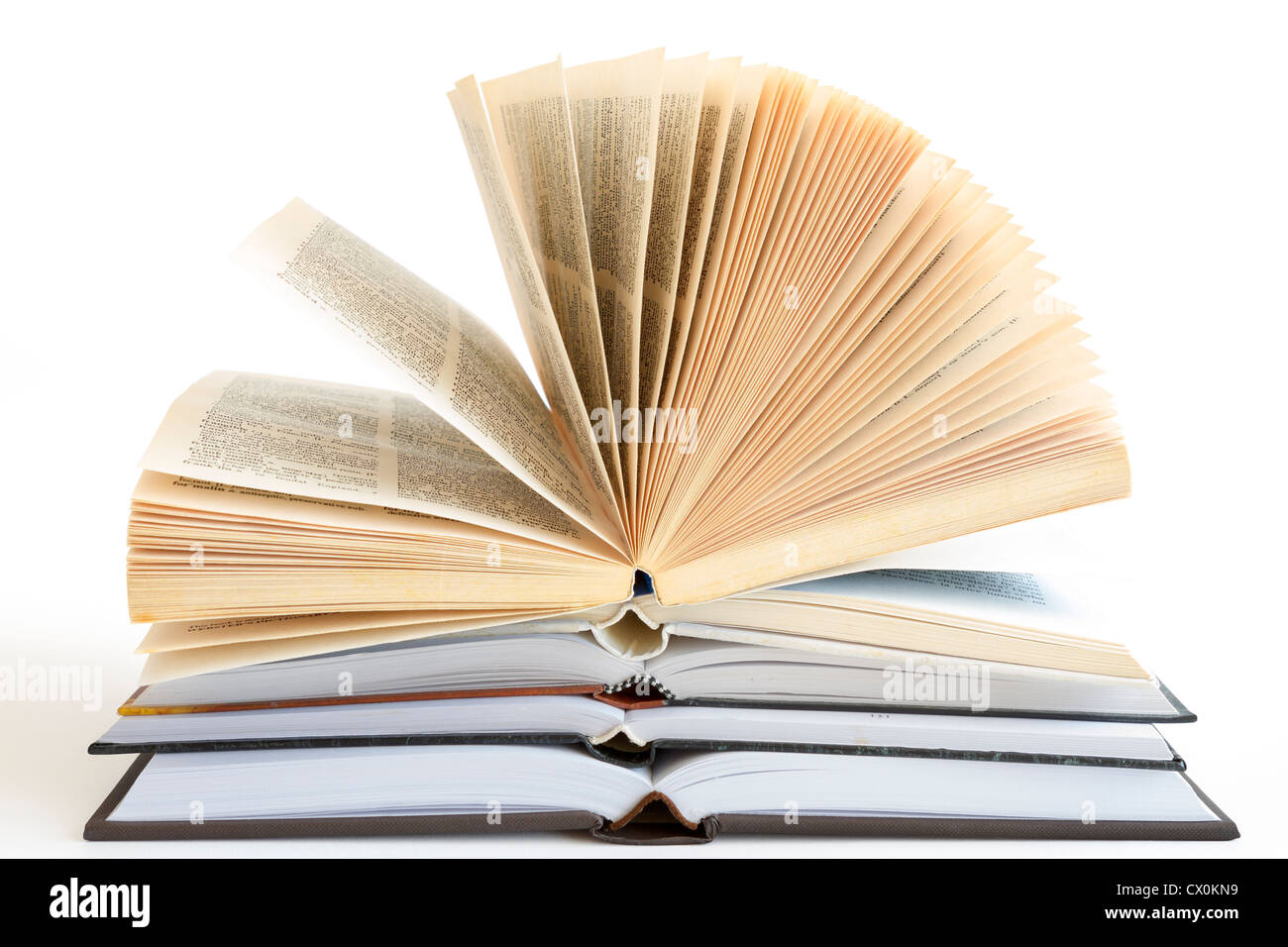 Pila di vecchi aperti a ventaglio in pelle con copertina rigida libri rilegati Foto Stock