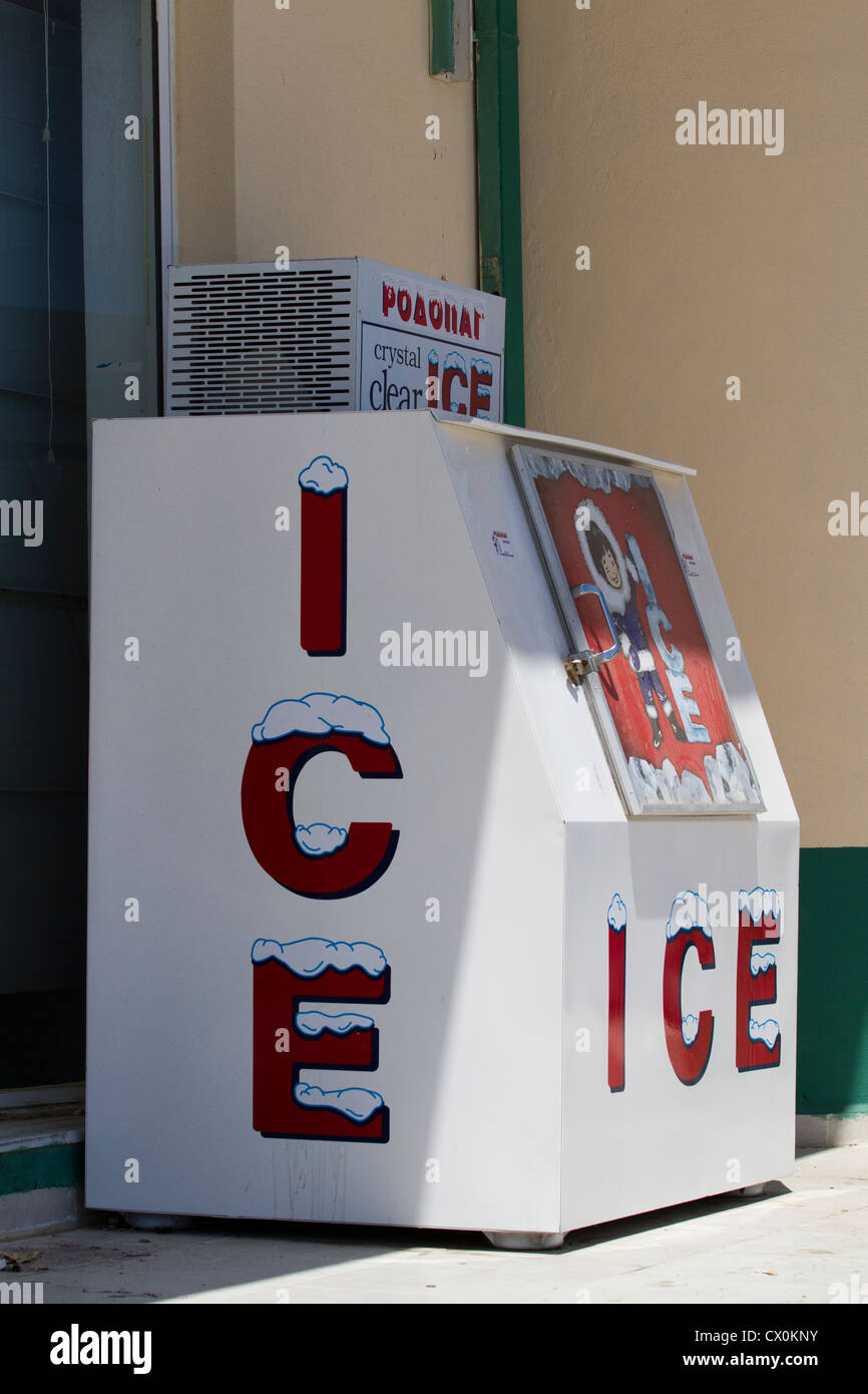 Macchina per il ghiaccio al di fuori di un minimarket sull' isola di Rodi, Egeo, Mediterraneo. Foto Stock