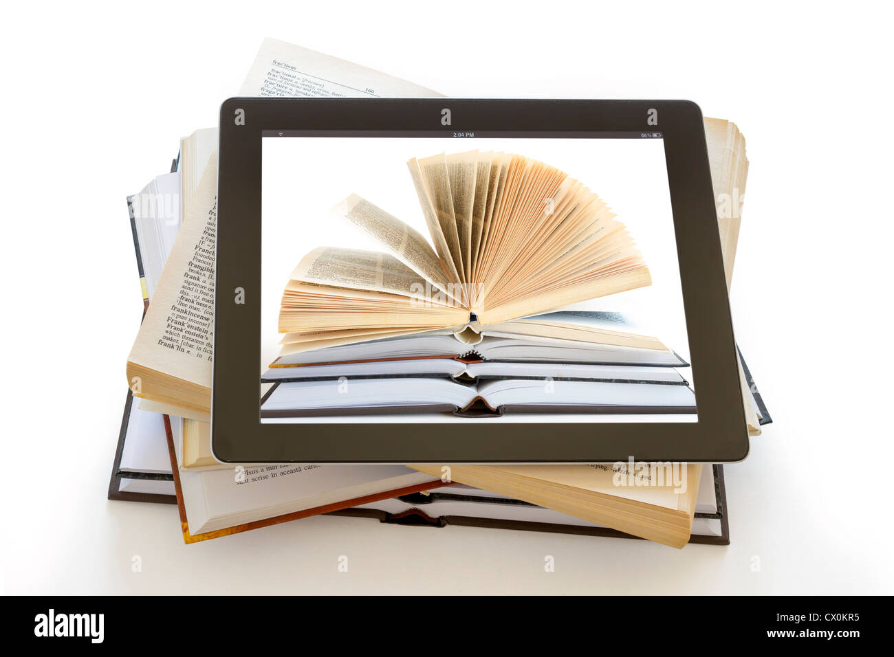 Libri aperti sul computer tablet isolato su bianco, biblioteca digitale concetto, Foto Stock