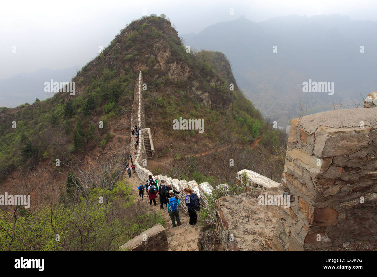 Walkers sulla Grande Muraglia cinese vicino a Taiping Jzhai village, Tianjian Provence, Cina, Asia. Foto Stock