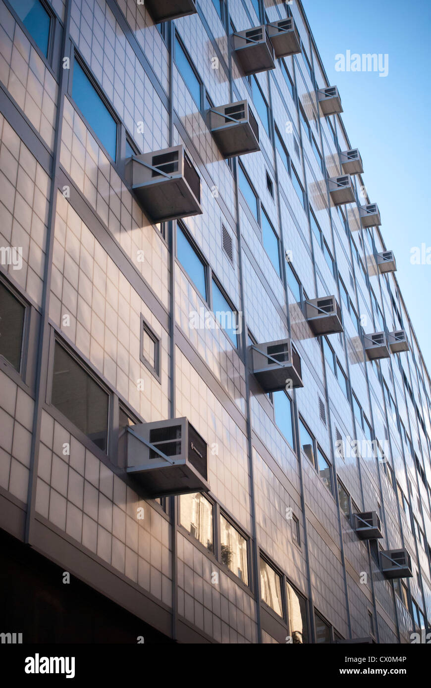 Condizionatori di aria germoglio di windows in un edificio in New York Foto Stock
