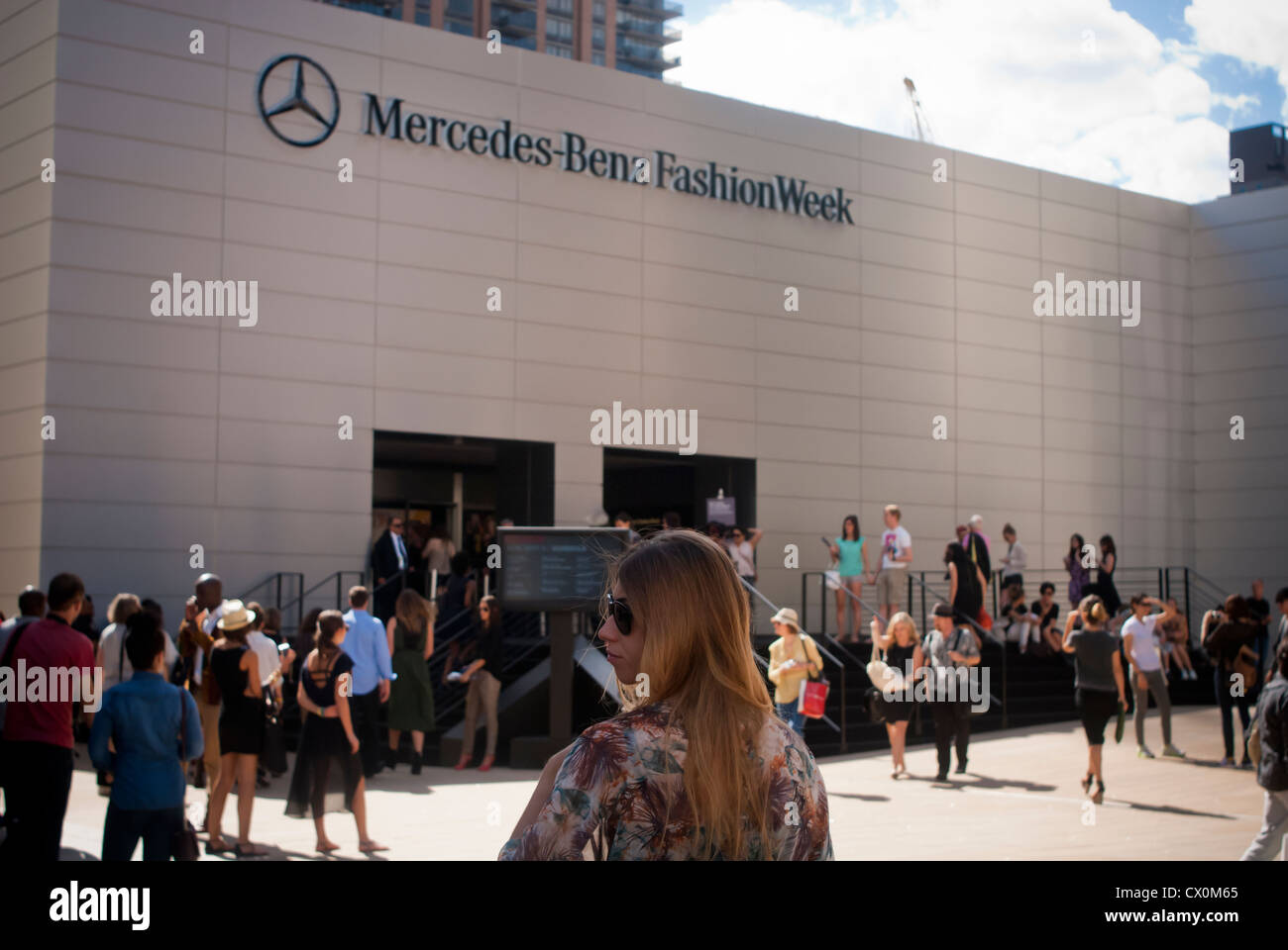 La Folla di fashionistas crea una scena della moda al di fuori della molla 2013 Fashion Week mostra al Lincoln Center di New York Foto Stock