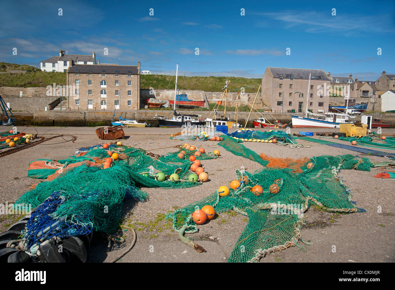 La pesca reti stese ad asciugare su Burghead porto Molo, Moray Grampian Scozia. SCO 8429 Foto Stock