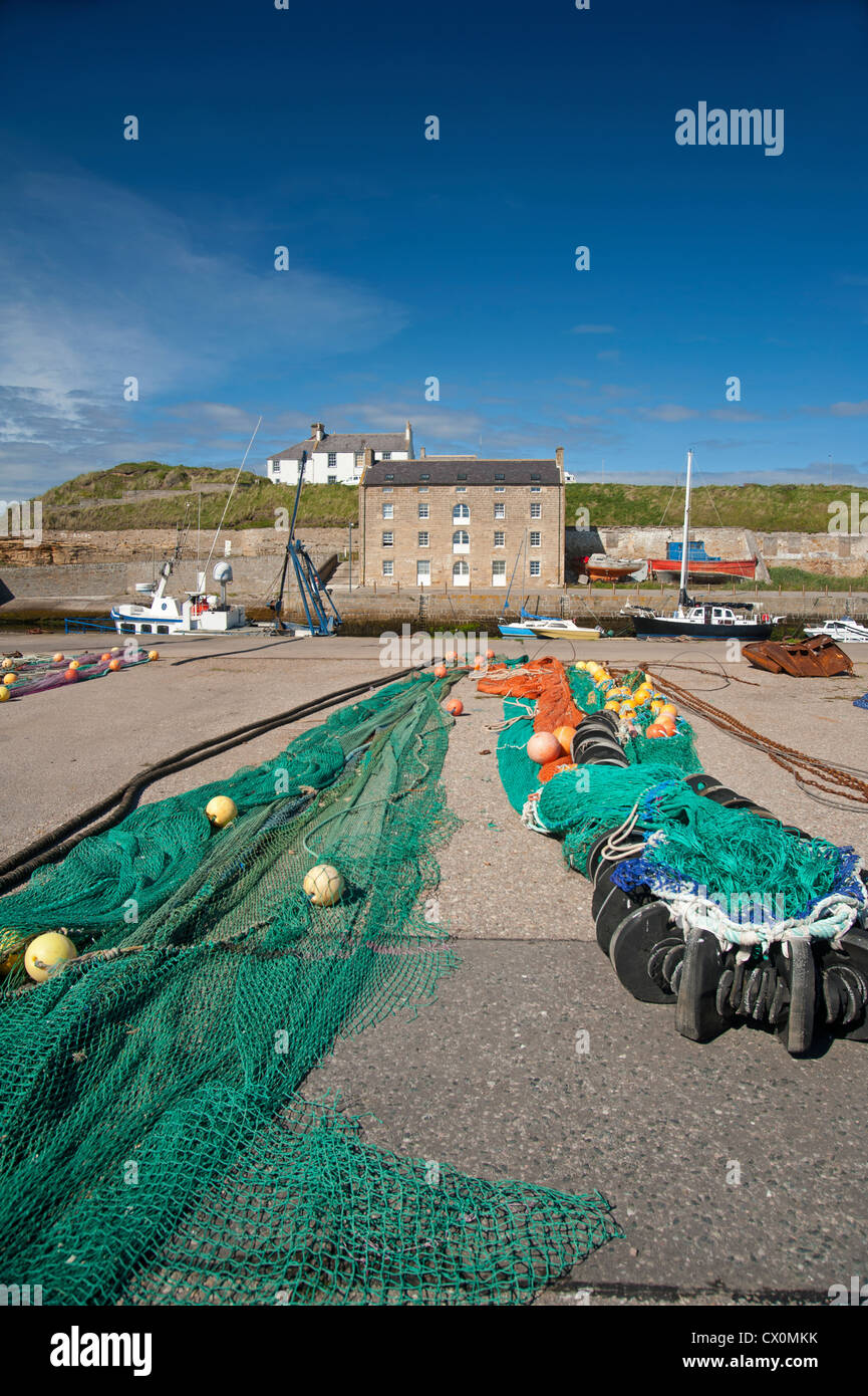 La pesca reti stese ad asciugare su Burghead porto Molo, Moray Grampian Scozia. SCO 8430 Foto Stock
