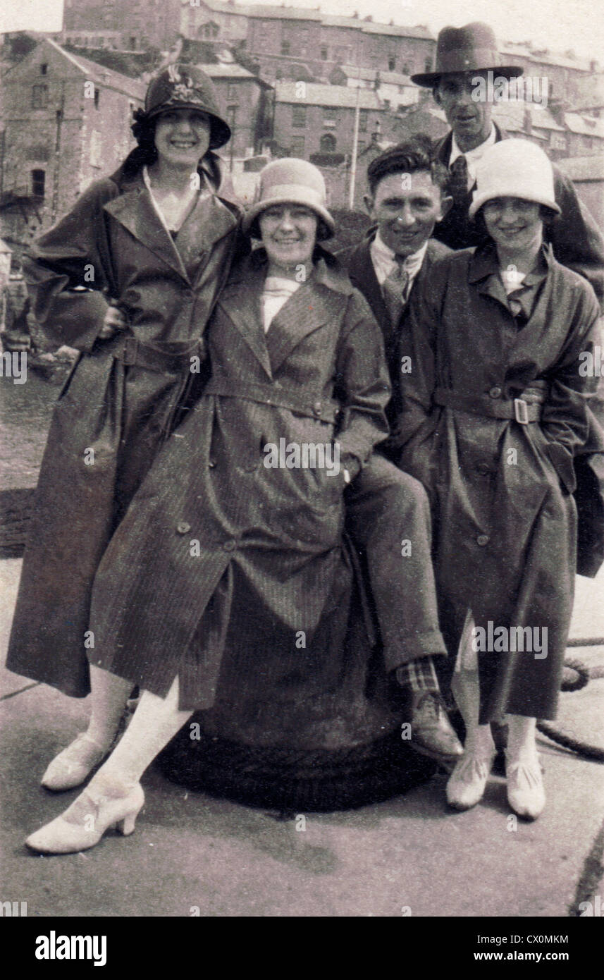 Un gruppo di amici vestite per il British estate meteo al mare nel 1920s, England, Regno Unito Foto Stock