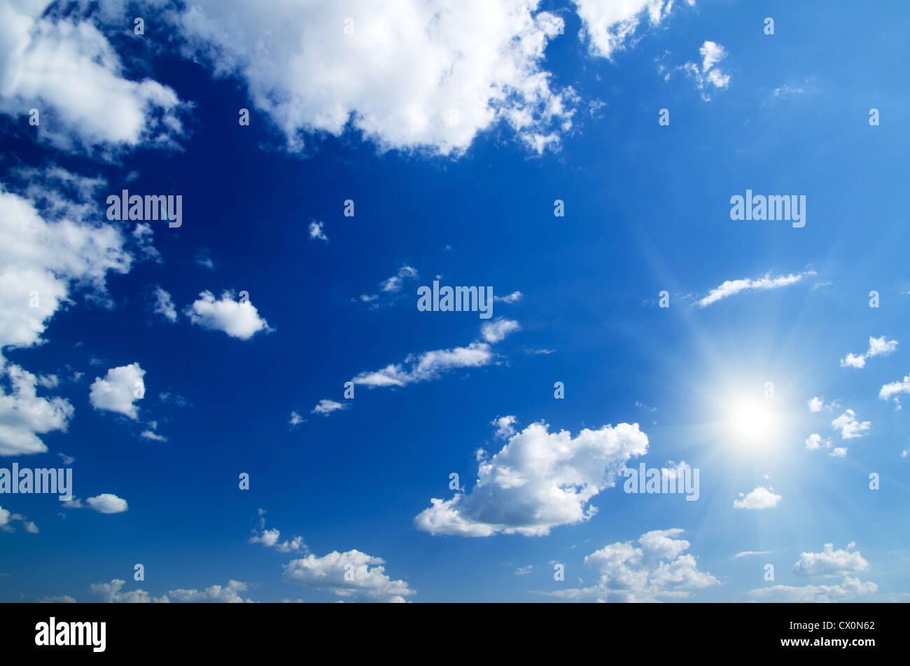 Il bianco delle nuvole in cielo blu Foto Stock