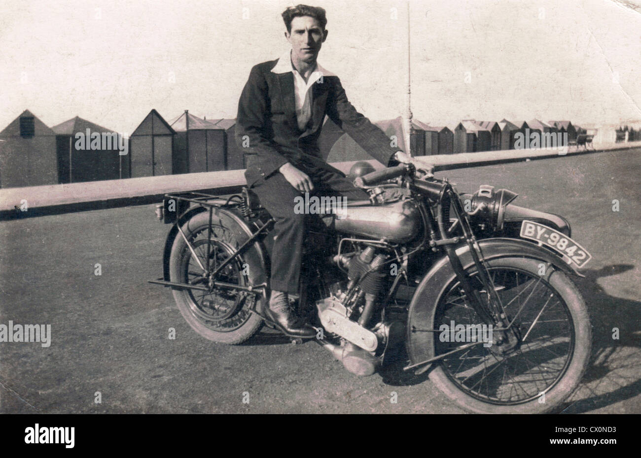 Motociclista su una moto Brough Superior con combinazione sidecar, sul lungomare negli anni '20. Foto Stock