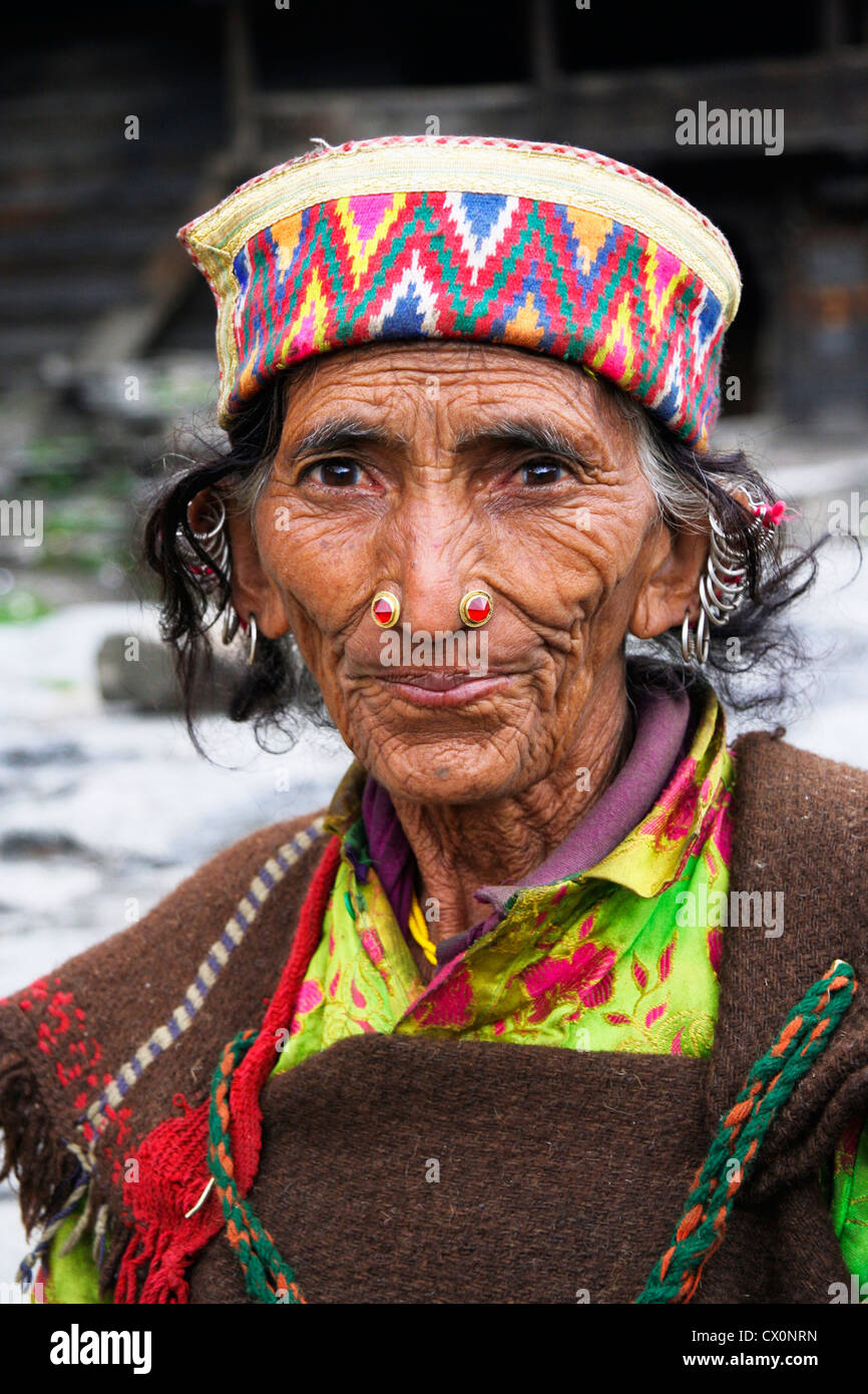 Ritratto della vecchia signora nel villaggio Malana . Himachal Pradesh . India Foto Stock