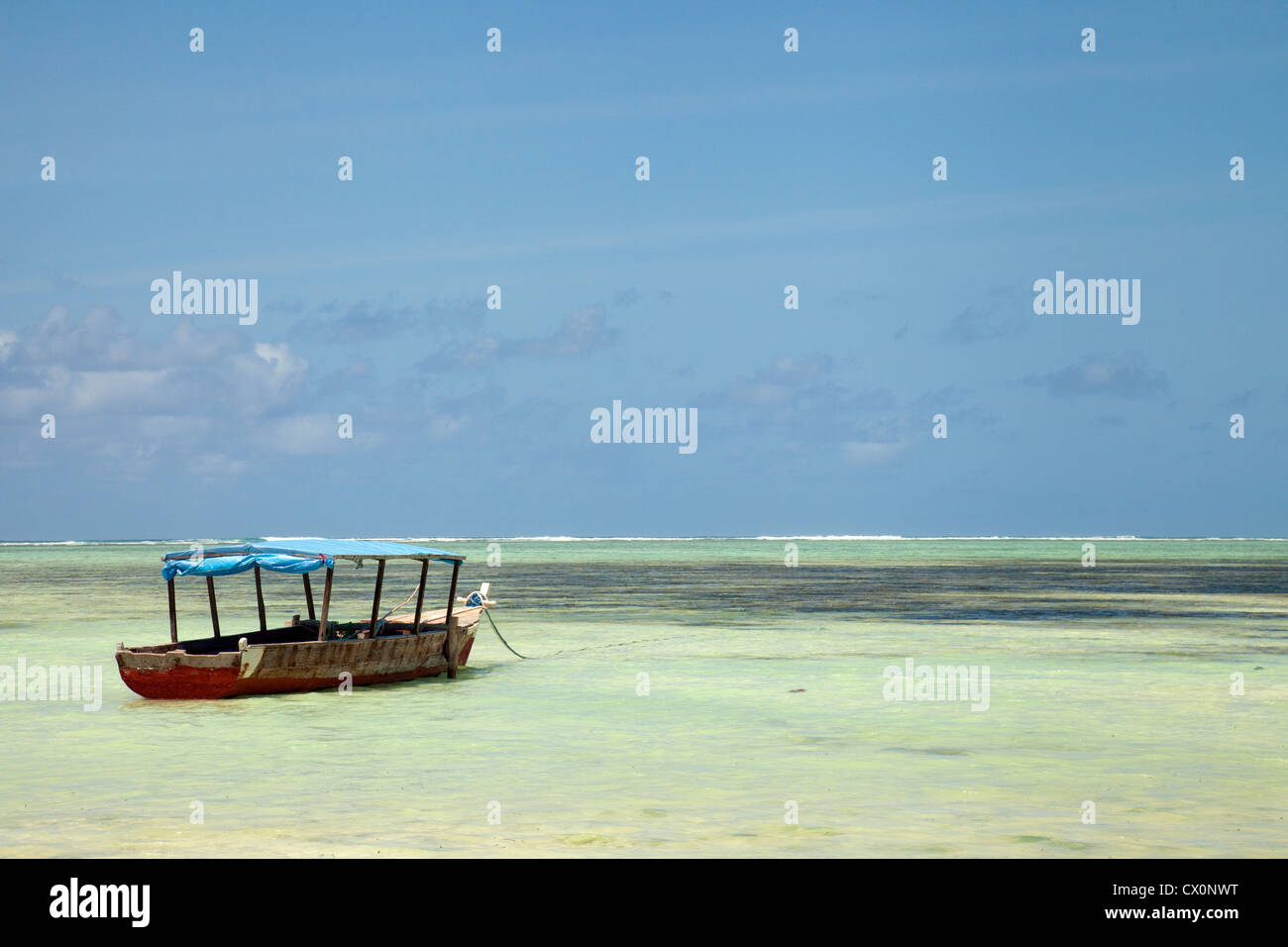 Una barca ormeggiata in Oceano Indiano a Bwejuu beach, Zanzibar Africa Foto Stock