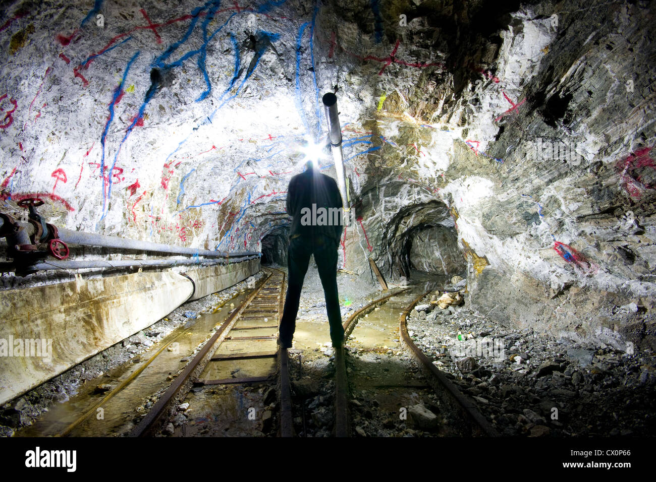 Una persona ad esplorare una miniera Foto Stock