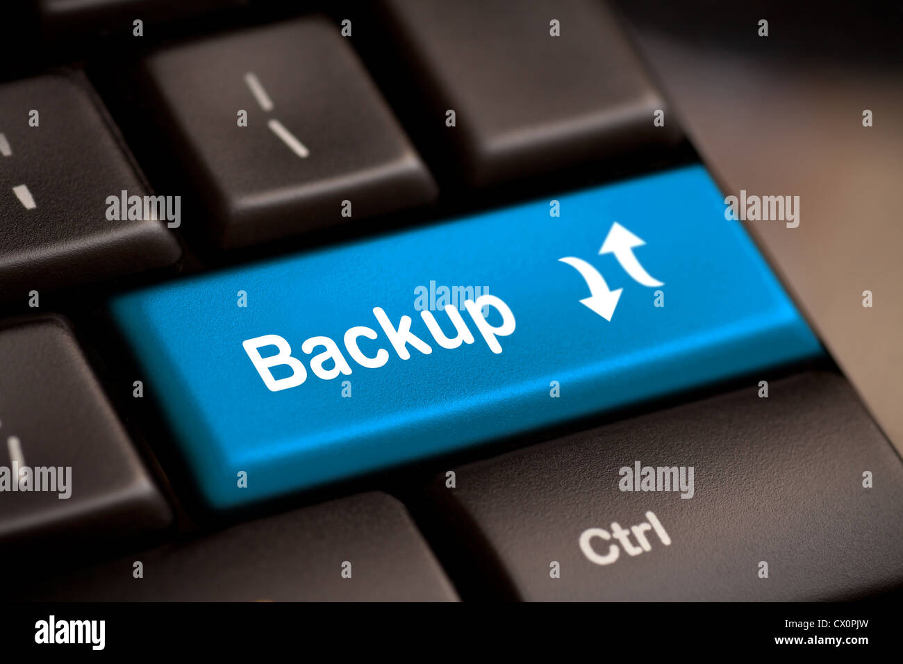 Backup chiave di computer in blu per archiviazione e immagazzinamento Foto Stock