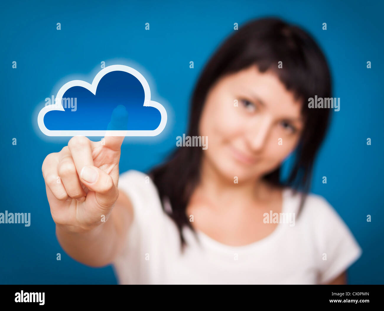 Giovane donna toccare il cloud computing pulsante. Foto Stock