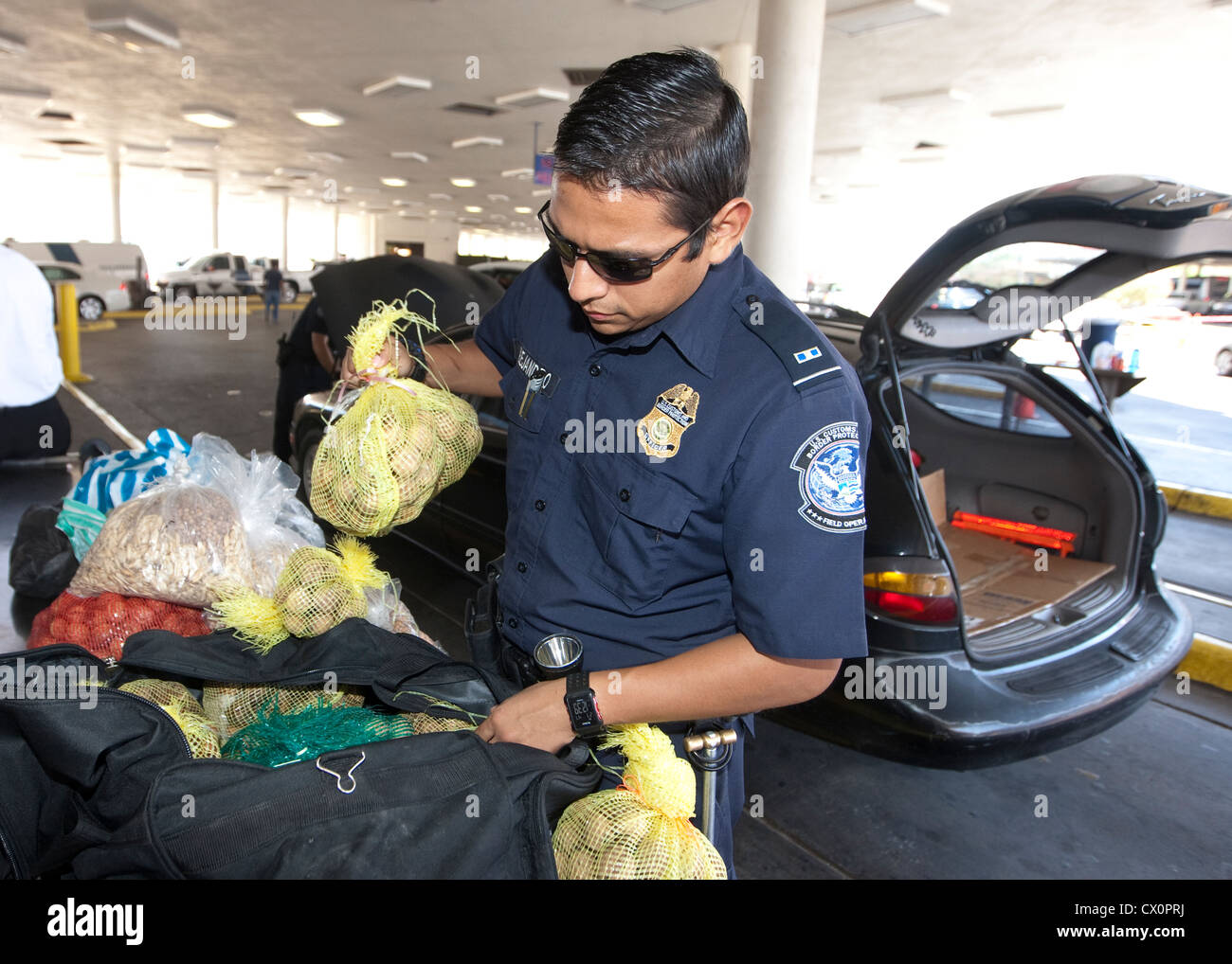 U.S delle dogane e della protezione delle frontiere, una legge federale enforcement agency del United States Department of Homeland Security Officer Foto Stock