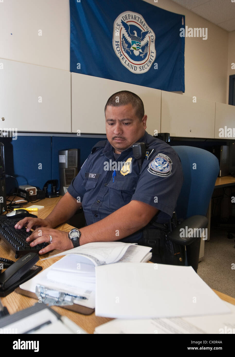 US Customs and Border Protection ufficiali immettere informazioni nel database di computer presso di noi Messico border crossing Foto Stock