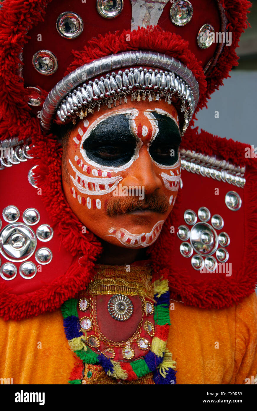 Popolare artista in pieno il trucco per festival di Onam celebrazione delle prestazioni su strada in processione a Trivandrum città del Kerala, India Foto Stock