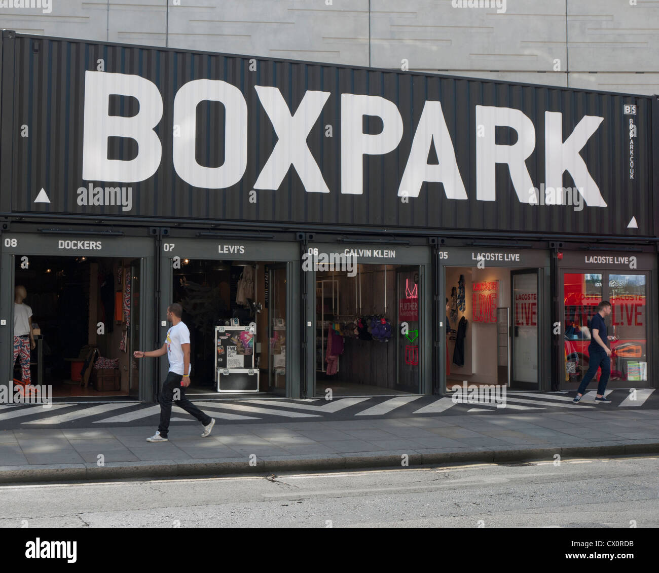 Boxpark 'pop-up' negozi in Shoreditch High Street nella zona est di Londra  Foto stock - Alamy