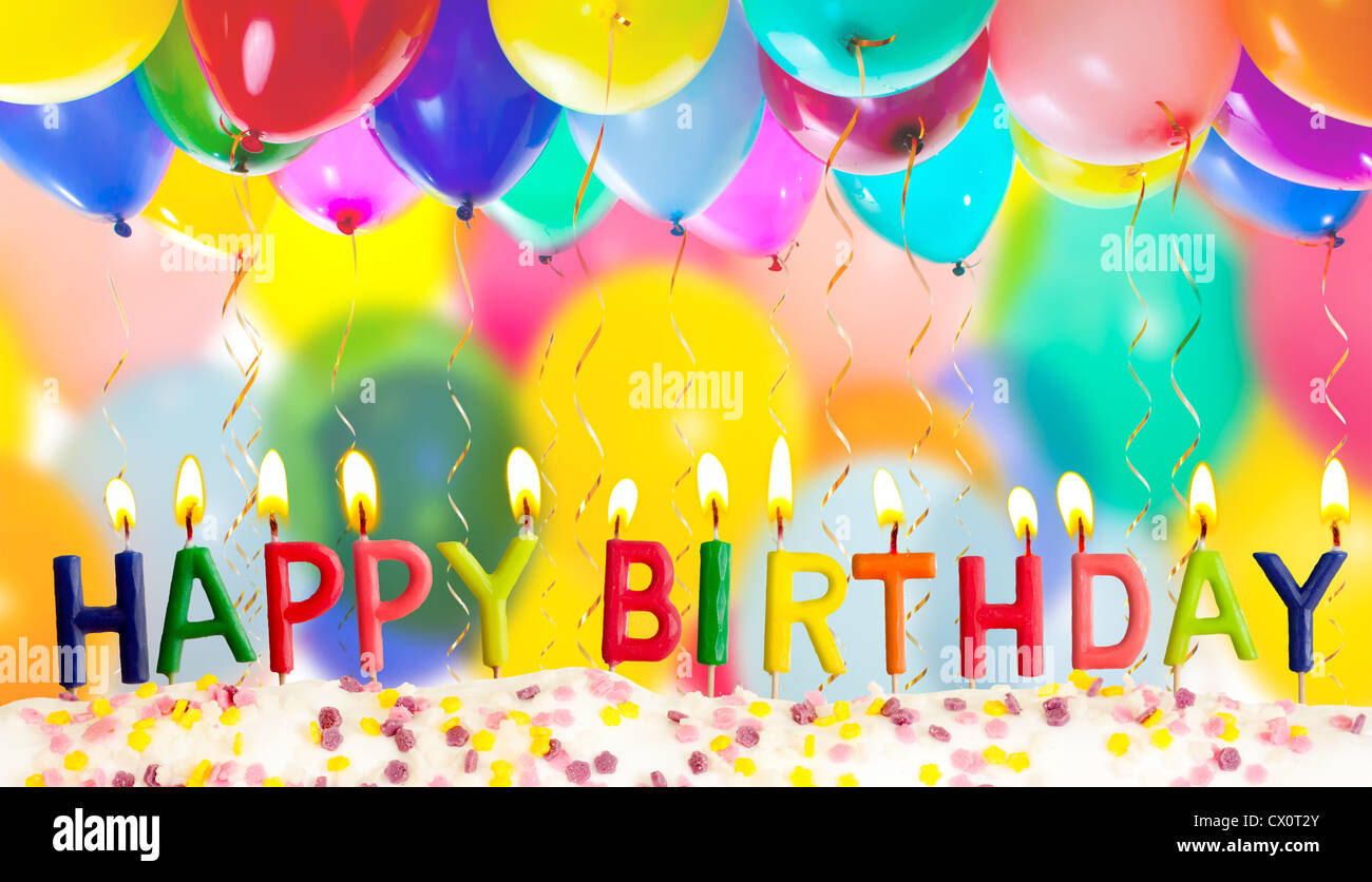 Buon compleanno candele accese sul palloncini colorati sfondo Foto Stock
