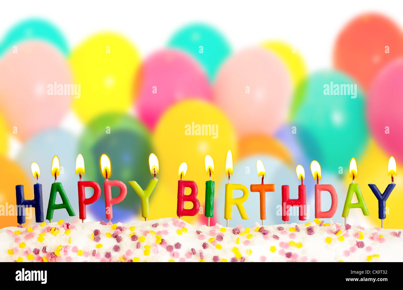 Buon compleanno candele accese sul palloncini colorati sfondo Foto Stock
