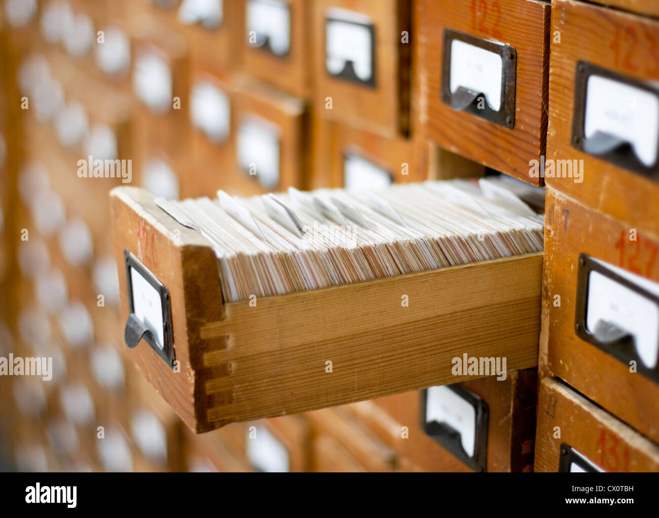 Vecchia scheda di legno catalogo con un cassetto aperto Foto Stock