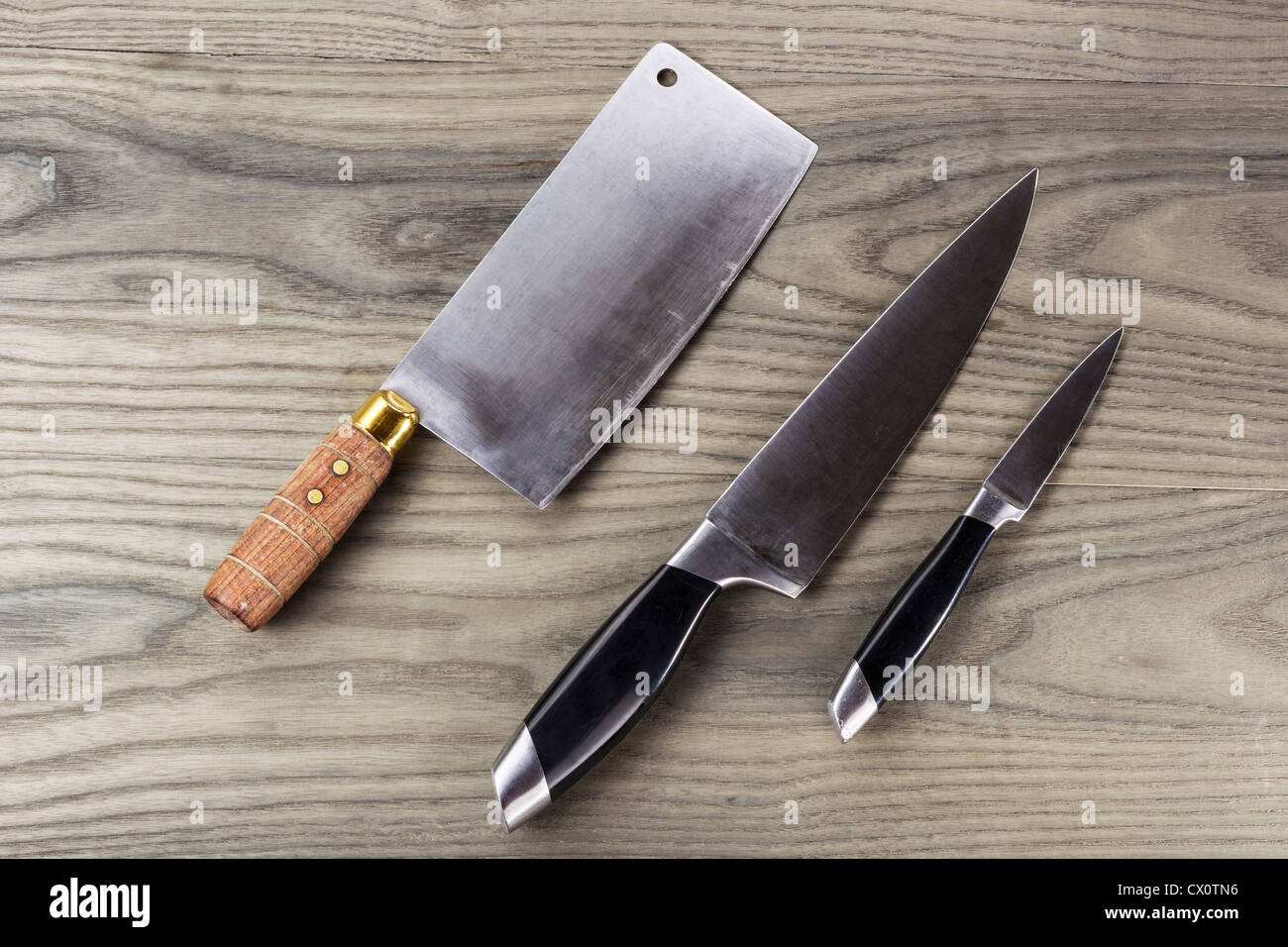 Macellaio, trasformante e grandi set di coltelli su fading white frassino Foto Stock