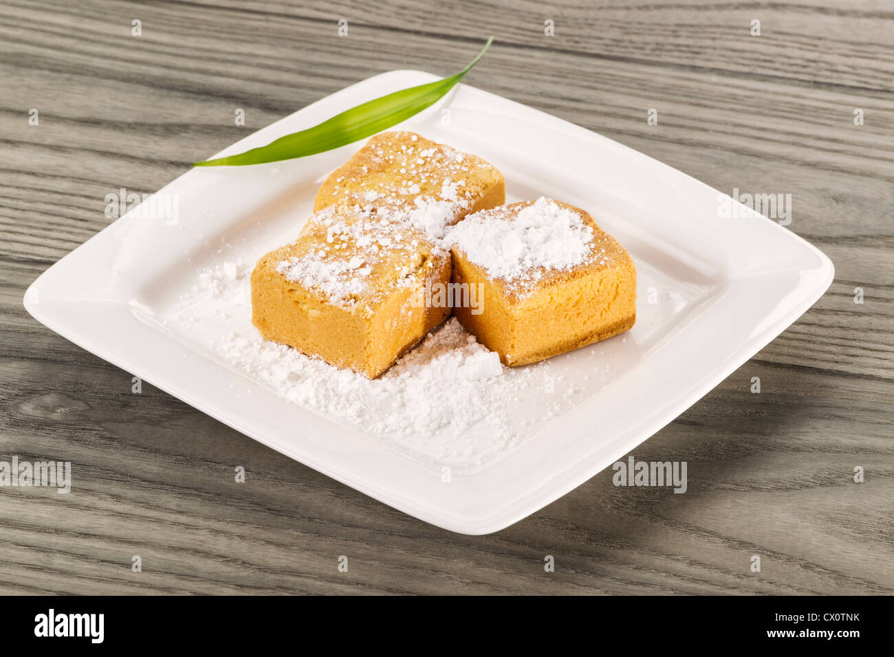 Cinese riempito di frutta dessert torta sull invecchiamento ceneri Sfondo legno Foto Stock