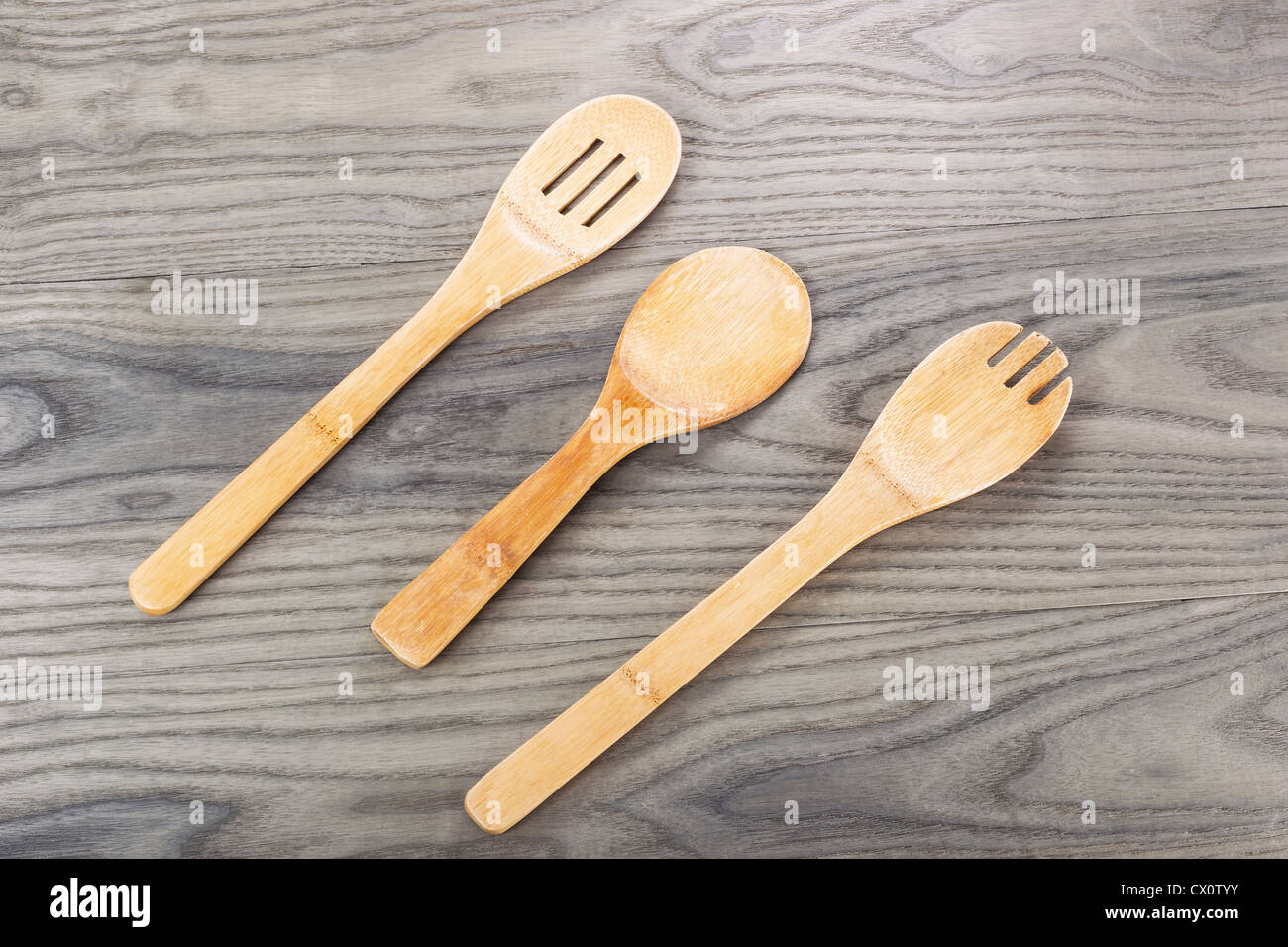 Cucchiaio di legno impostato su fading frassino bianco sullo sfondo di legno Foto Stock