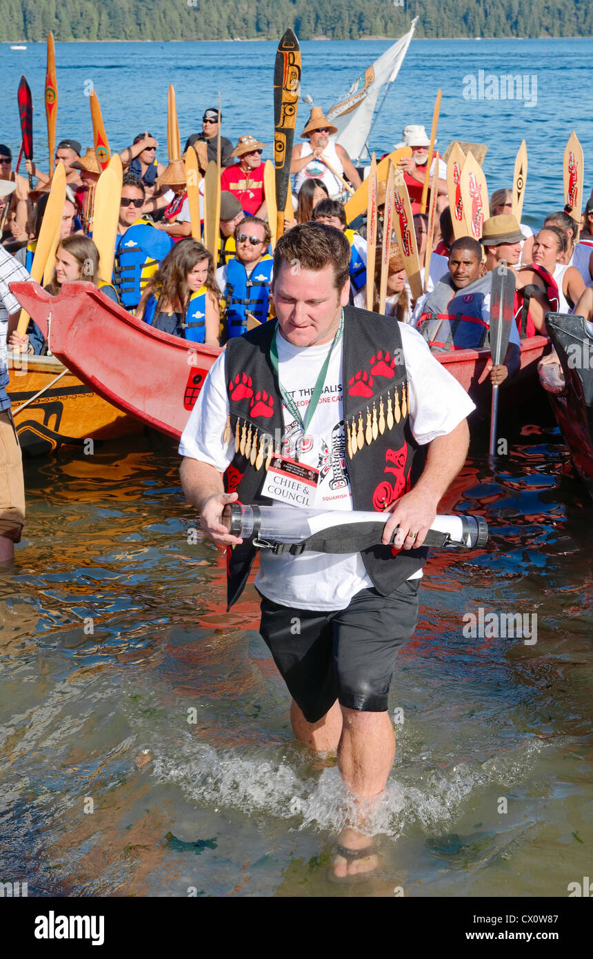 Il capo di Justin George, Tsleil-Waututh Nazione, riceve la storica Dichiarazione per proteggere il Salish Sea. Foto Stock