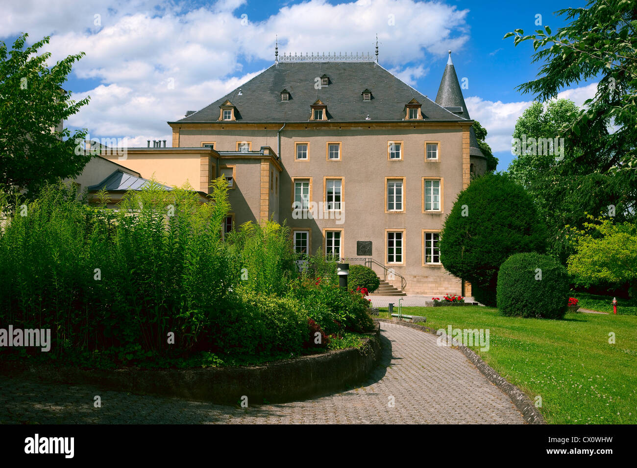 Vista di un vecchio convento nella città di Schengen, Lussemburgo, estate Foto Stock
