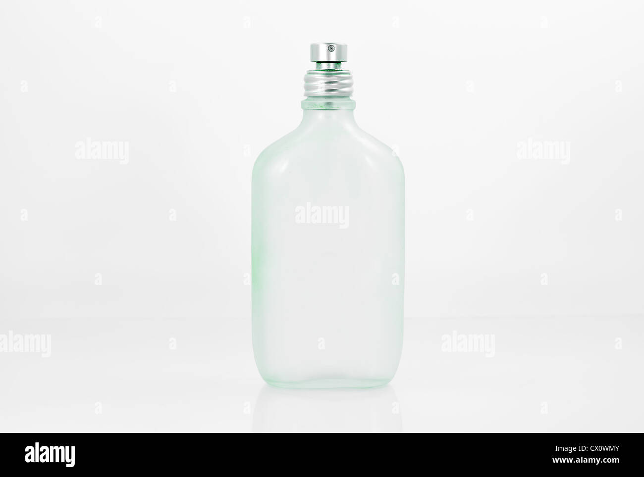 Vetro vecchia bottiglia di profumo in sfondo bianco Foto Stock